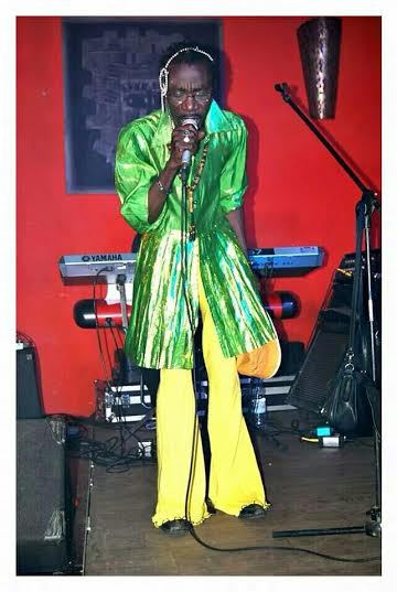 Arrêt sur image: Soulemane Faye et son look bizarre sur scène!!!