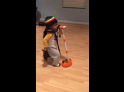 Vidéo-Myles 2 ans, en dreadlocks chante « Get Up Stand Up » de Bob Marley