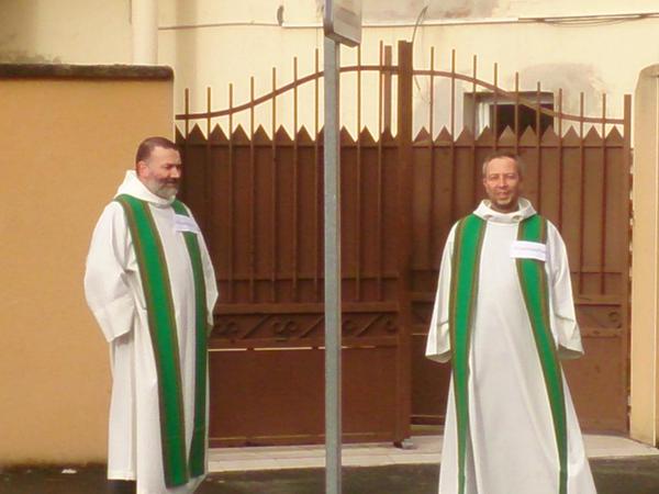 Le Mans: Deux prêtres catholiques surveillent la mosquée  des Sablons, pendant la prière du vendredi