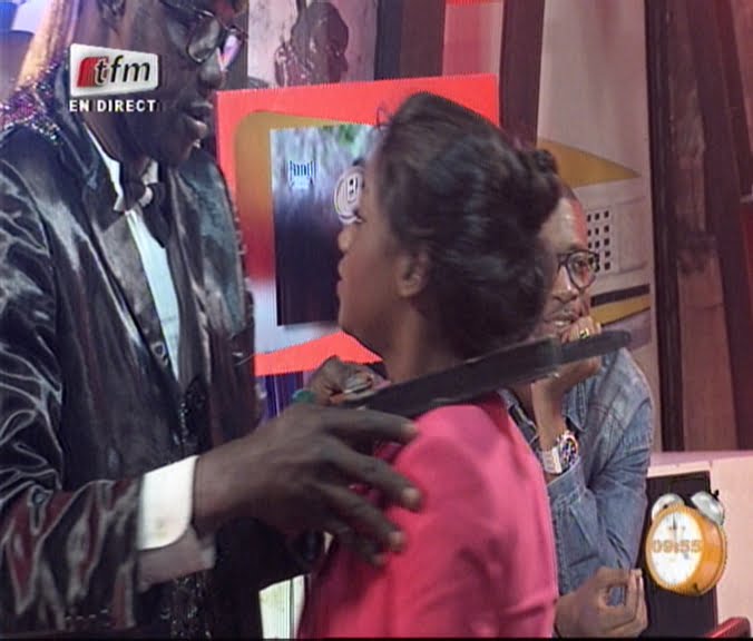 Vidéo: Un magicien fait des merveilles sur le plateau de Yewou Lène, Regardez