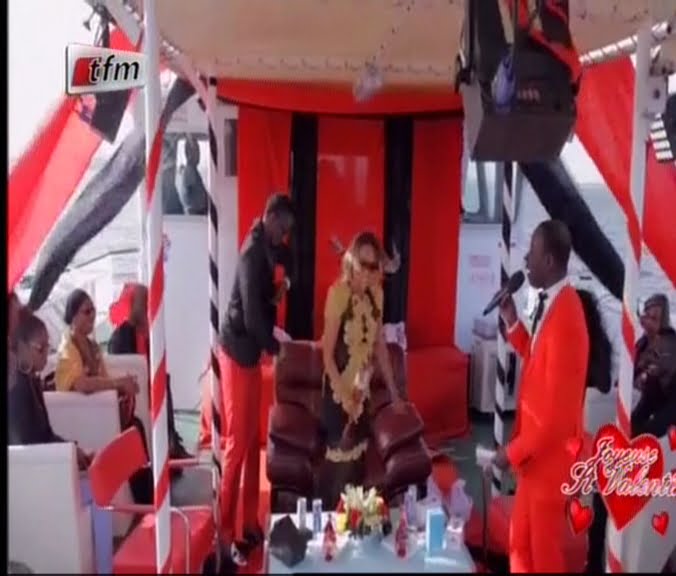 Vidéo- Saint Valentin à Gorée: Waly Seck offre des roses à Viviane Chidid