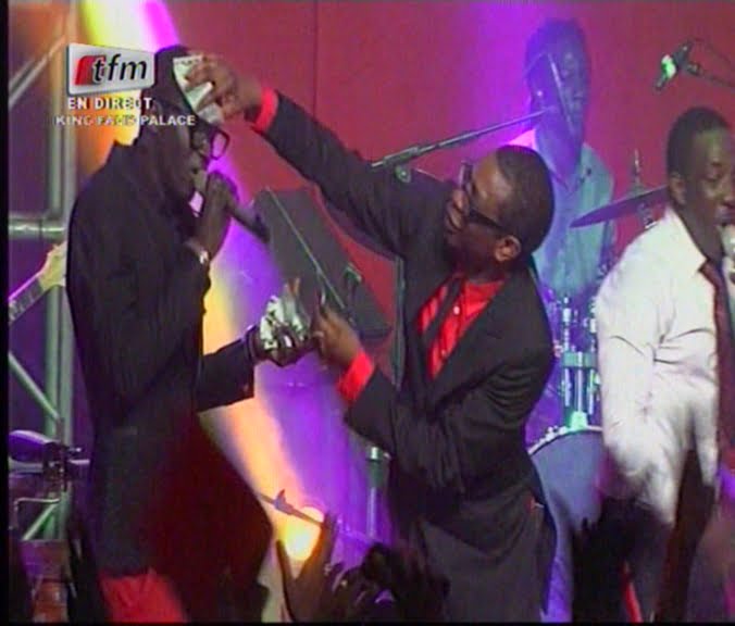 Video- Cet homme défie Youssou Ndour… et chauffe le public