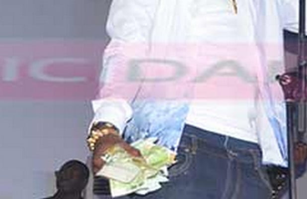 Photo: Waly Seck gaté par ses fans au Penc Mi. Regardez