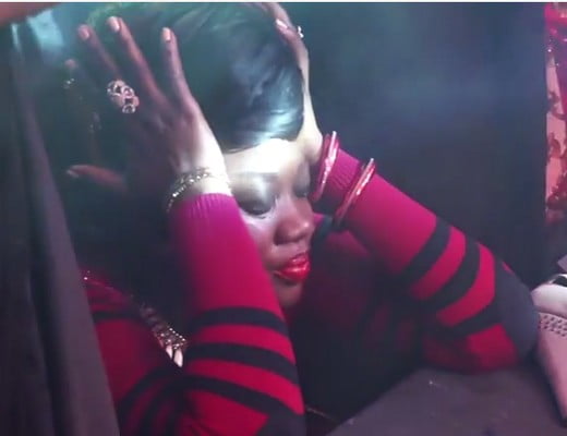 Vidéo: elle fond en larmes en écoutant Youssou Ndour en live. Regardez