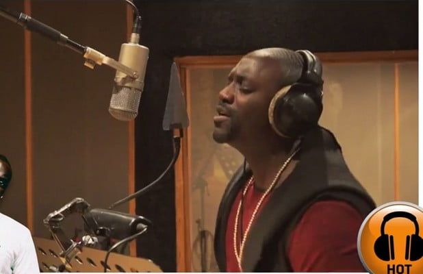 Vidéo: Akon et Magic System en studio pour lutter contre Ebola. Regardez