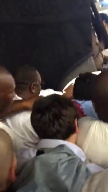 Vidéo: Le président Macky Sall dans une bousculade à la Mecque à 2 heures du matin pour poser sa main sur la sainte Kaaba.