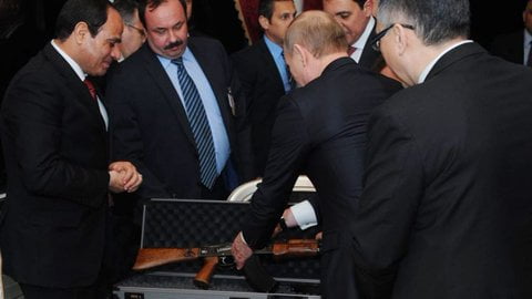 Vidéo: En visite au Caire, Poutine offre à Al Sissi un Kalachnikov AK 47
