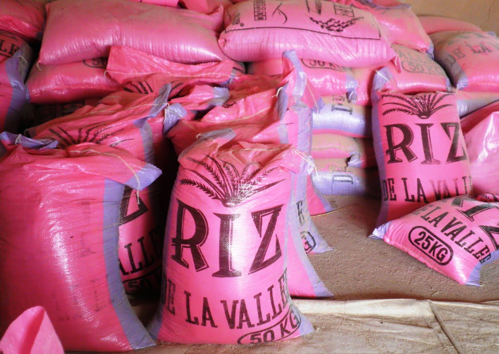 Macky Sall impose aux vendeurs de riz importé de commercialiser le riz local