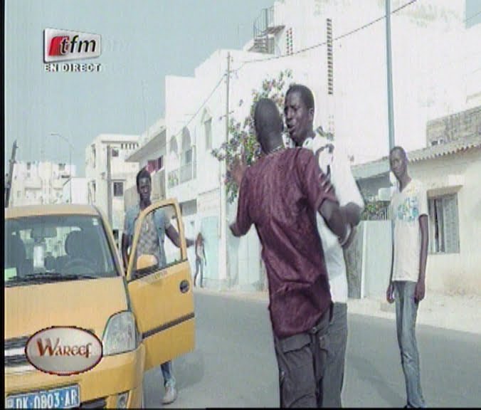 Video- Dokh ak Sa Gokh: Le chauffeur de taxi urine dans la rue et le rappeur urine sur son taxi