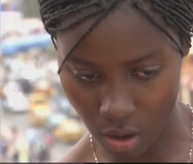 Video- Histoire touchante: Cette fille est à la recherche de sa mère
