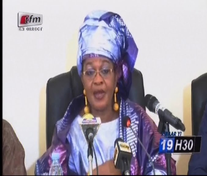 Vidéo: Aïda Mbodj désavoue Wade « je demande à Wade de reporter les primaires prévues pour le 20 Mars »