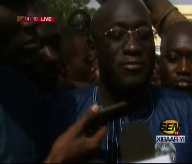 Vidéo: Serigne Assane Atékh conduit par sa mère, valise à la main