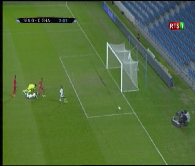 Première grosse occasion pour Demba Ba . Toutefois le poteau a sauvé les Black Star d’encaisser un premier but !