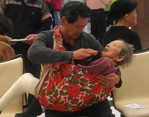 Voici l’homme avec un cœur en or, sa photo portant sa mère a touché le monde entier. Regardez