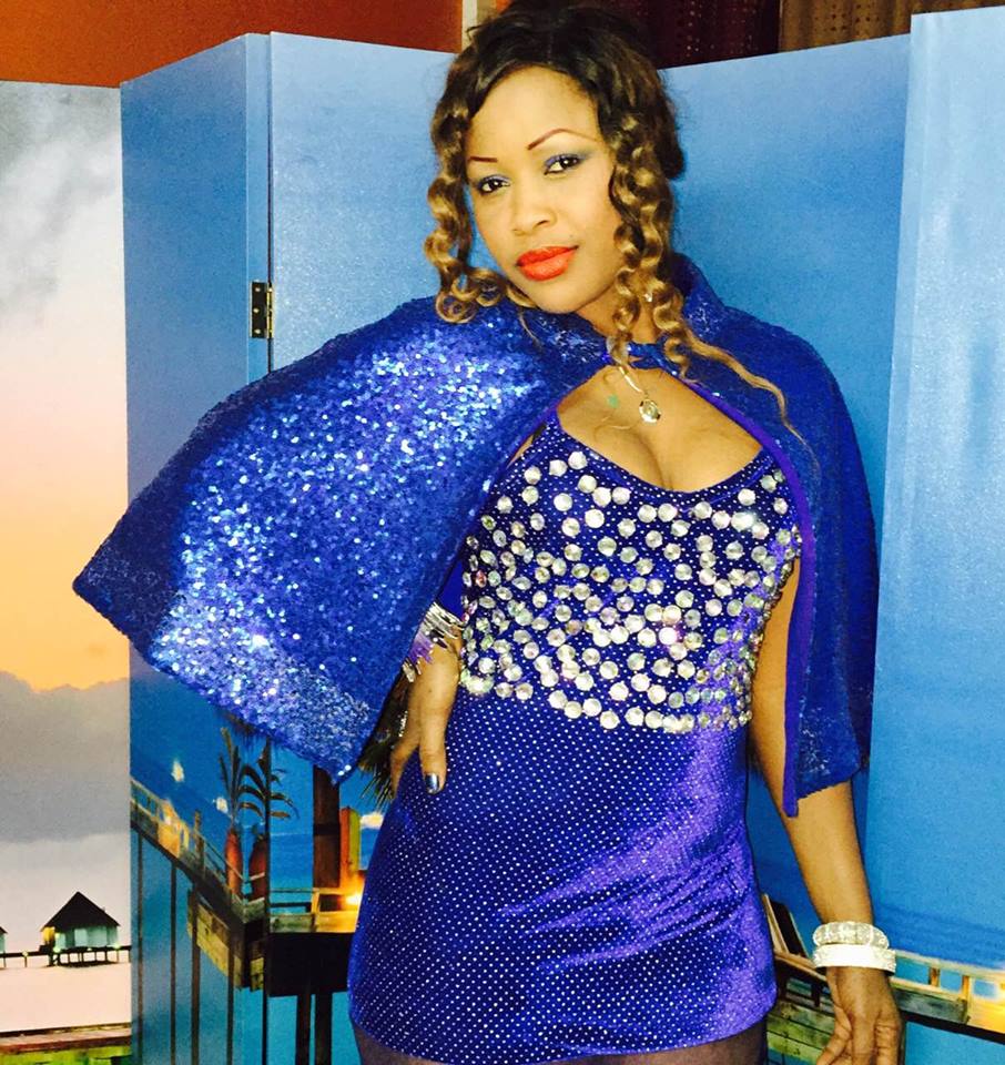 (3) Photos: en robe fashion, Guigui célébre la femme. Regardez