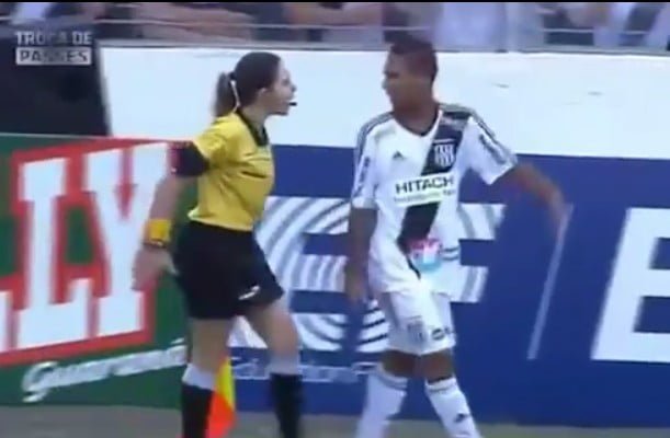 Vidéo: une arbitre qui veut se faire respecter… Regardez