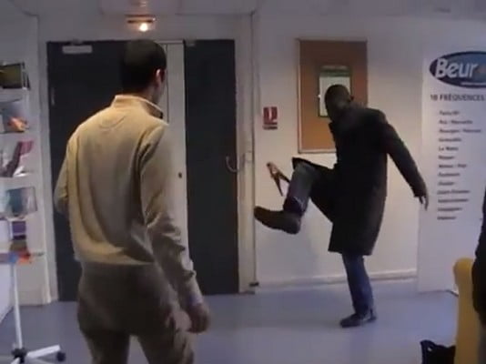 Vidéo: Youssou Ndour en mode jonglage… Regardez