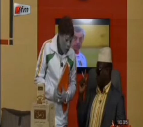 (Vidéo) Kouthia Show: Alain Giresse signe au Mali… Regardez