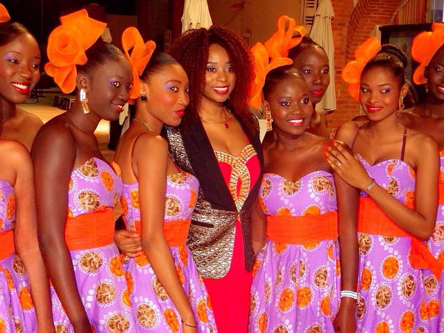 10 photos-Adiouza en pleine forme et très élégante lors de la soirée des femmes dentistes