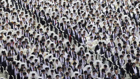 Les Layènes font des émules: 3800 couples se disent « oui » lors d’un mariage collectif en Corée