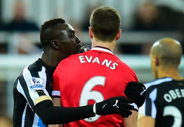 Crachats mutuels: Papiss avoue, Evans nie, mais risque 6 matchs de suspension