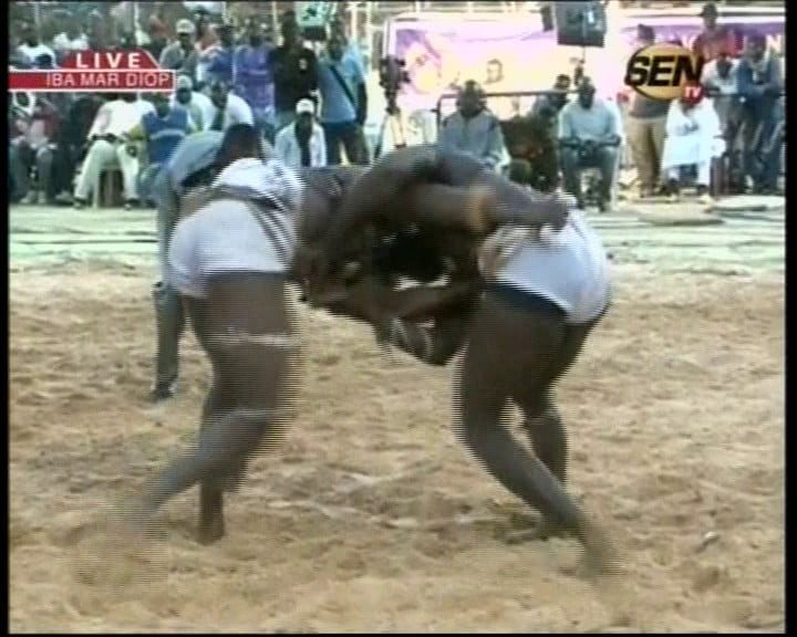 [Video] Lutte: Armé bat Mbaye Diouf. Regardez