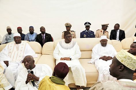 4 Photos-Macky Sall à Tivaouane pour présenter ses condoléances à la famille Sy