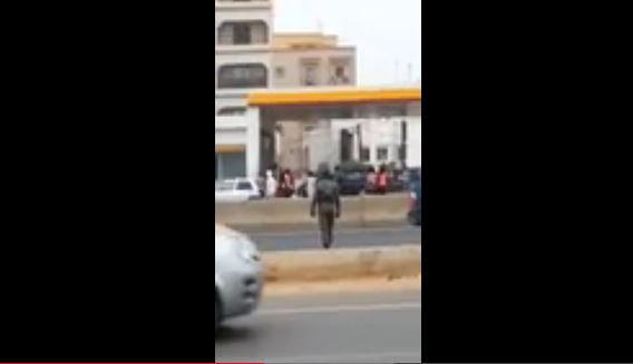 Vidéo-Une fille filme et commente la panne de la Mercedes du Président de la République