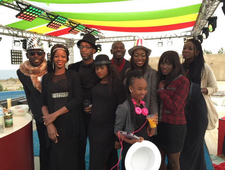 Arrêt sur image-Photo de famille de l’équipe de Yewuleen qui fête son premier anniversaire