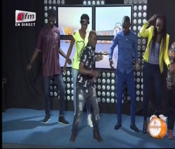 Vidéo: Quand Ouzin Keïta donne des cours de danse…à mourir de rire