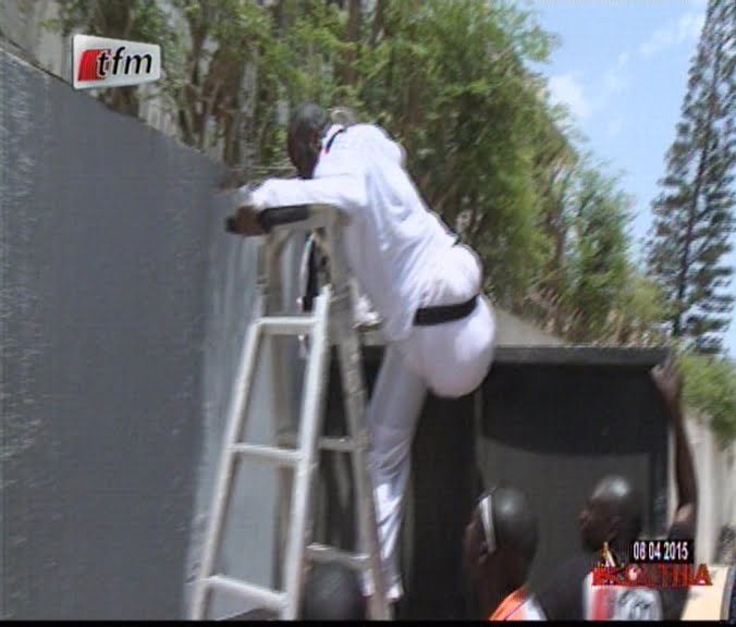 Vidéo: Eumeu Sène n’est passé par la porte du stade Demba Diop…Version Kouthia