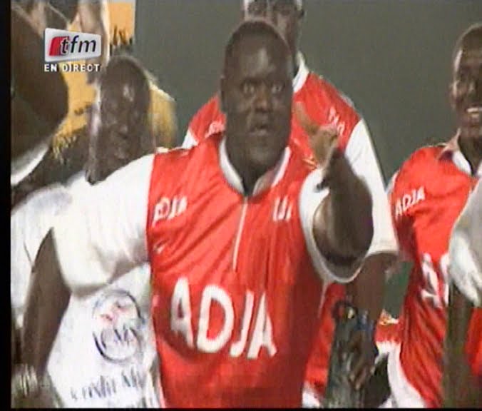 Vidéo: Tyson chauffe le public du stade Lamine Gueye