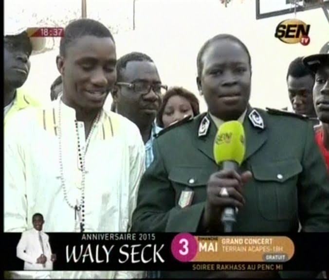 Vidéo: Waly Seck et Waly family offrent un déjeuner aux prisionners de Camp pénal