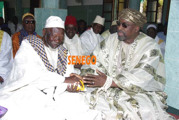 (9 photos)- Abdoulaye Makhtar Diop en pèlerinage à la grande mosquée de Niary Tally