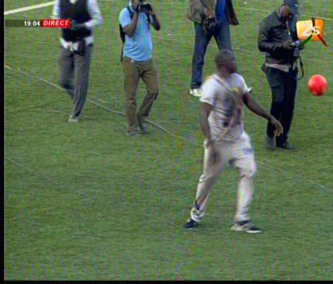 Video: Au moment où Papa Sow exécute son bakk, Lac 2 jongle avec son ballon