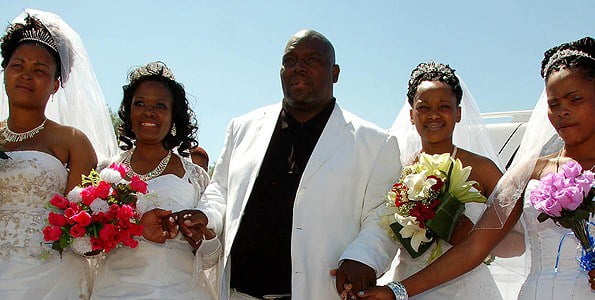 Un homme d'affaires sud africain épouse 4 femmes en même temps