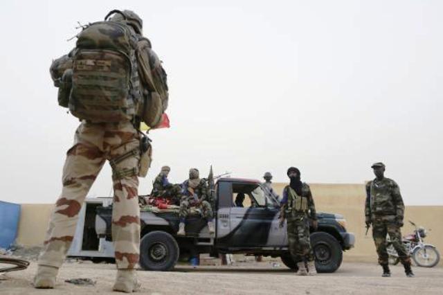 soldat-francais-patrouille-avec-l-armee-malienne