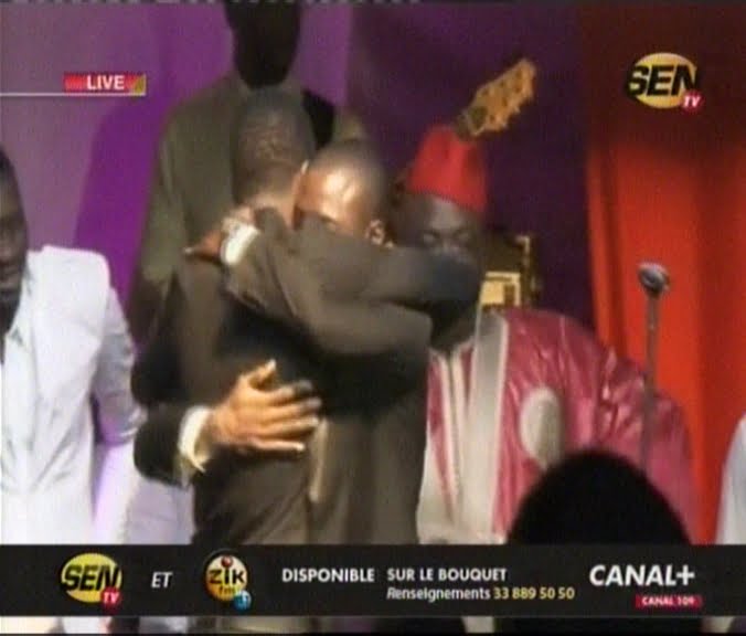 L’accolade entre Waly Seck et Birane Ndour, fils de Youssou Ndour, au King Fahd Palace
