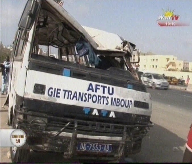Vidéo-Accident sur la Vdn : Un bus &laquo;&nbsp;Tata&nbsp;&raquo; chute du pont de la foire, au moins trois blessés graves