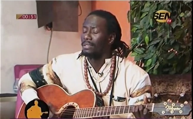 Vidéo très émouvante: Carlou D chante sa défunte mère…. Regardez
