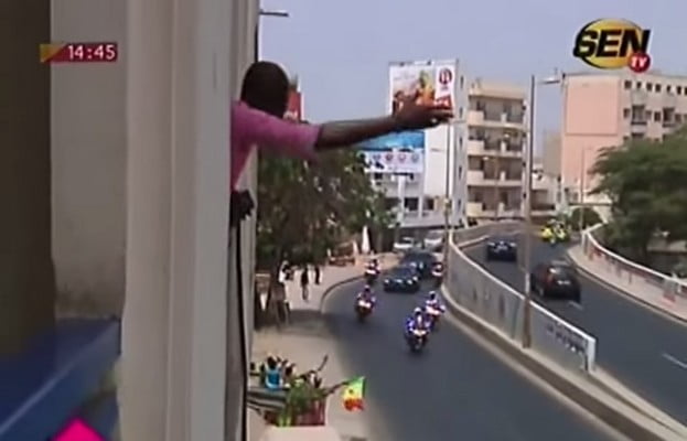 Vidéo – Fou rire: Abba jubile au passage du cortège présidentiel… Regardez