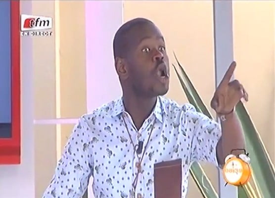 Vidéo: en colère contre son invité, Pape Cheikh boude le plateau. Regardez