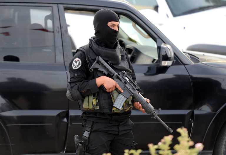 Cinq morts dans une fusillade à l’intérieur d’une caserne de Tunis