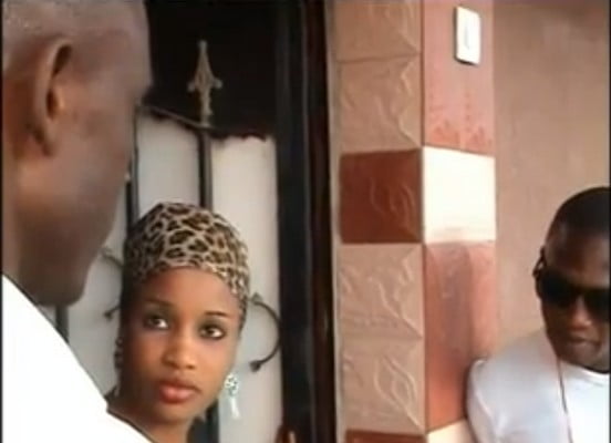 Vidéo: ses deux mbaraanes sonnent à sa porte… Regardez la suite