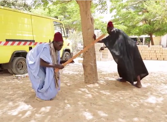 Vidéo – Humour: Bagarre entre deux mendiants… Regardez
