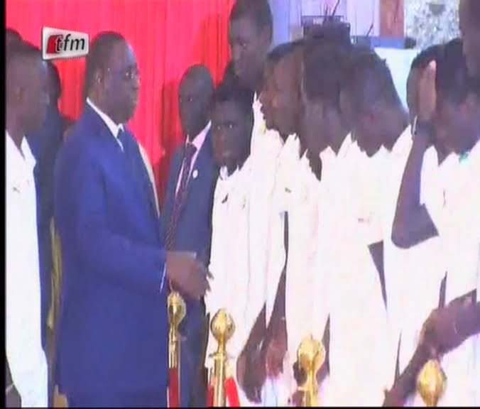 Vidéo: Macky Sall a reçu les Lionceaux U-20 et leur a octroyé chacun 10 millions