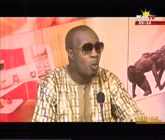 Vidéo: Packo Jackson explique comment  se déroule l’échange  des épouses entre personnalités à Dakar