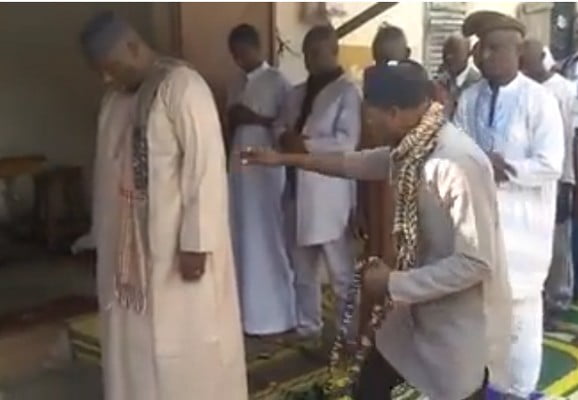 Vidéo – Humour: il s’attaque à l’imam parce qu’il récite de longues sourates… Regardez