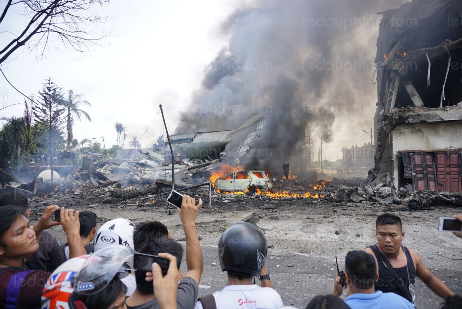 Indonésie: Au moins 113 morts à Sumatra dans le crash d’un avion militaire sur une zone habitée