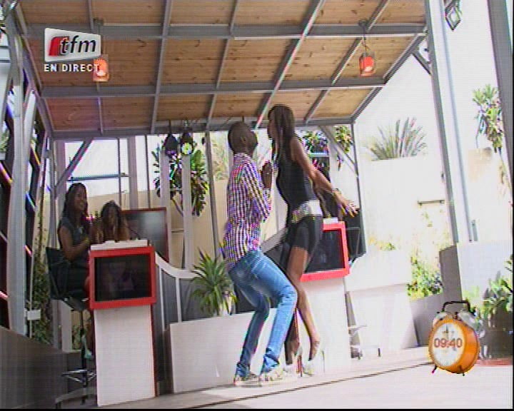 Vidéo-Le bouche-à-bouche de Queen Biz à Pape cheikh Diallo